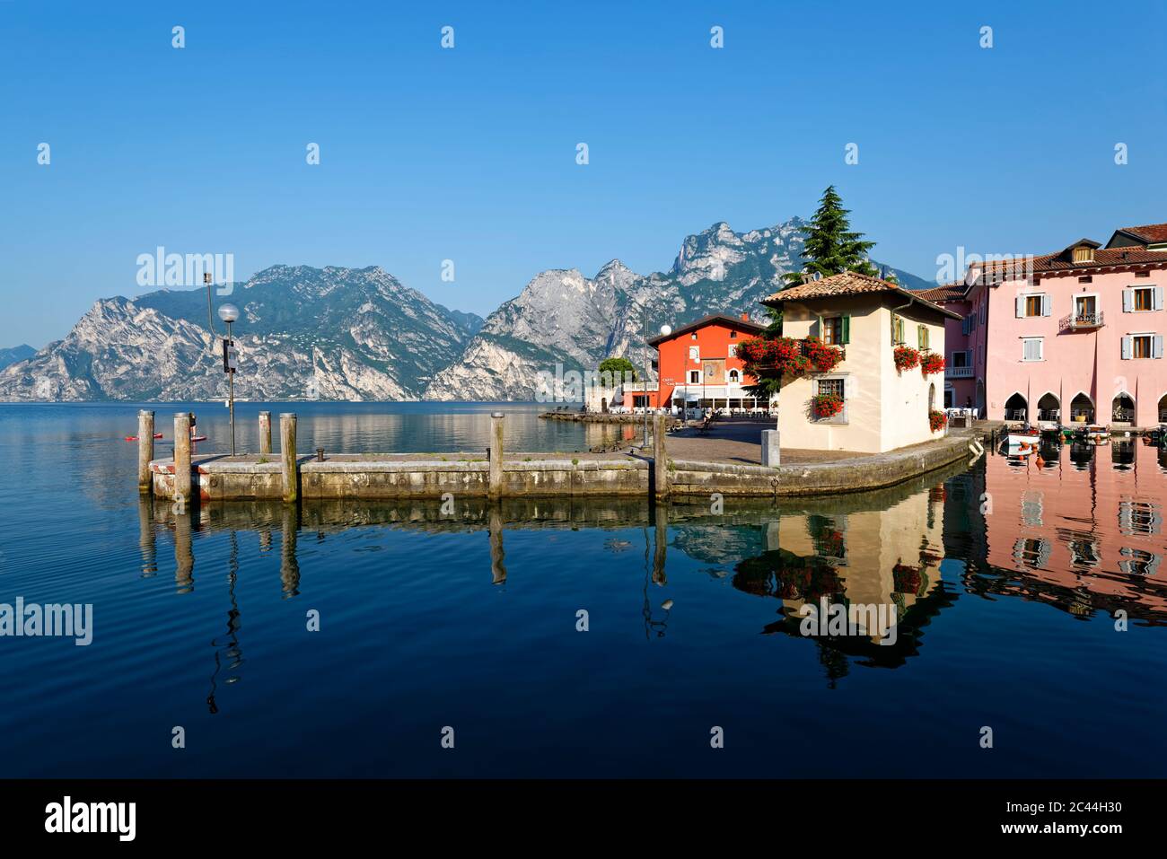 Italien, Trentino, Torbole, Gardasee, Pier und Häuser am Seeufer Stockfoto