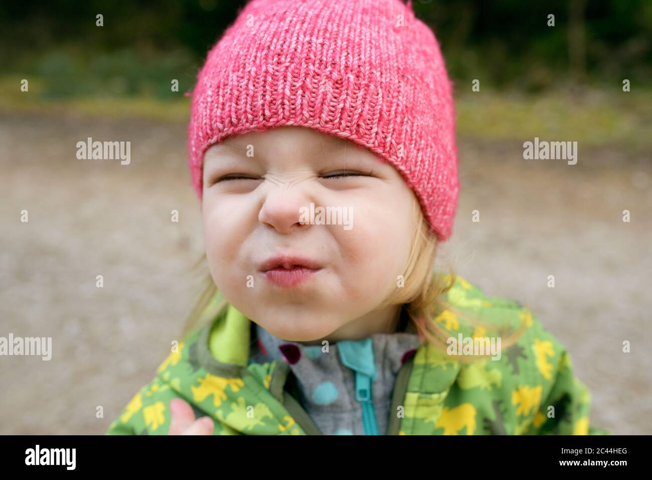 Portrait von Kleinkind Mädchen mit geschlossenen Augen pouting Mund Stockfoto