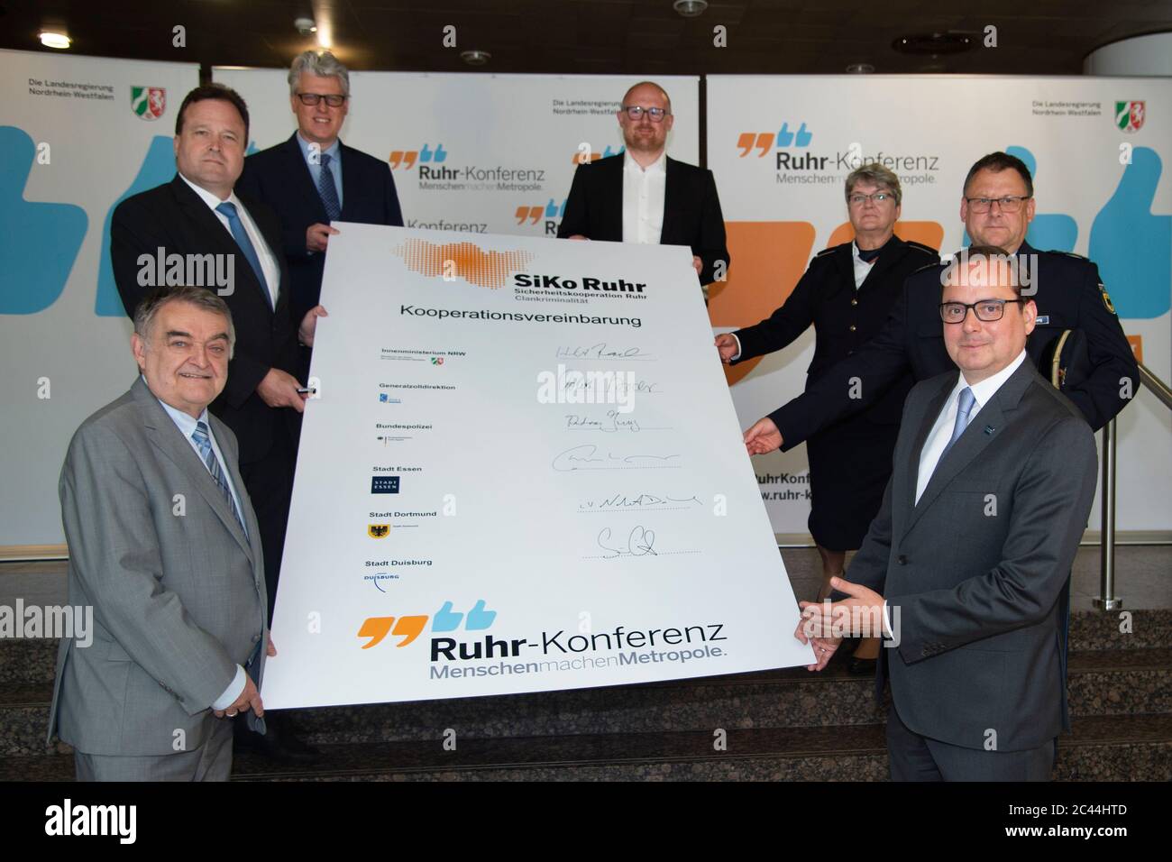 V.l.: Herbert REUL, Politiker, CDU, Innenminister des Landes Nordrhein-Westfalen, Norbert DAHMEN, Leiter Recht und Ordnung der Stadt Dortmund, Christian KROMBERG, Ordnungsleiter der Stadt Essen, Soeren LINK, Soren, Bürgermeister der Stadt Duisburg, Colette HERCHER, Präsident der Zentralen Zolldirektion, Andreas jung, Präsident der Bundespolizeidirektion Sankt Augustin, Thomas KUFEN, Bürgermeister der Stadt Essen, stellen am 22. Juni 2020 in Essen den unterzeichneten Kooperationsvertrag "Sicherheitskooperation Ruhr zur Bekämpfung der Clan-Kriminalität" ('SIKO Ruhr') vor Stockfoto