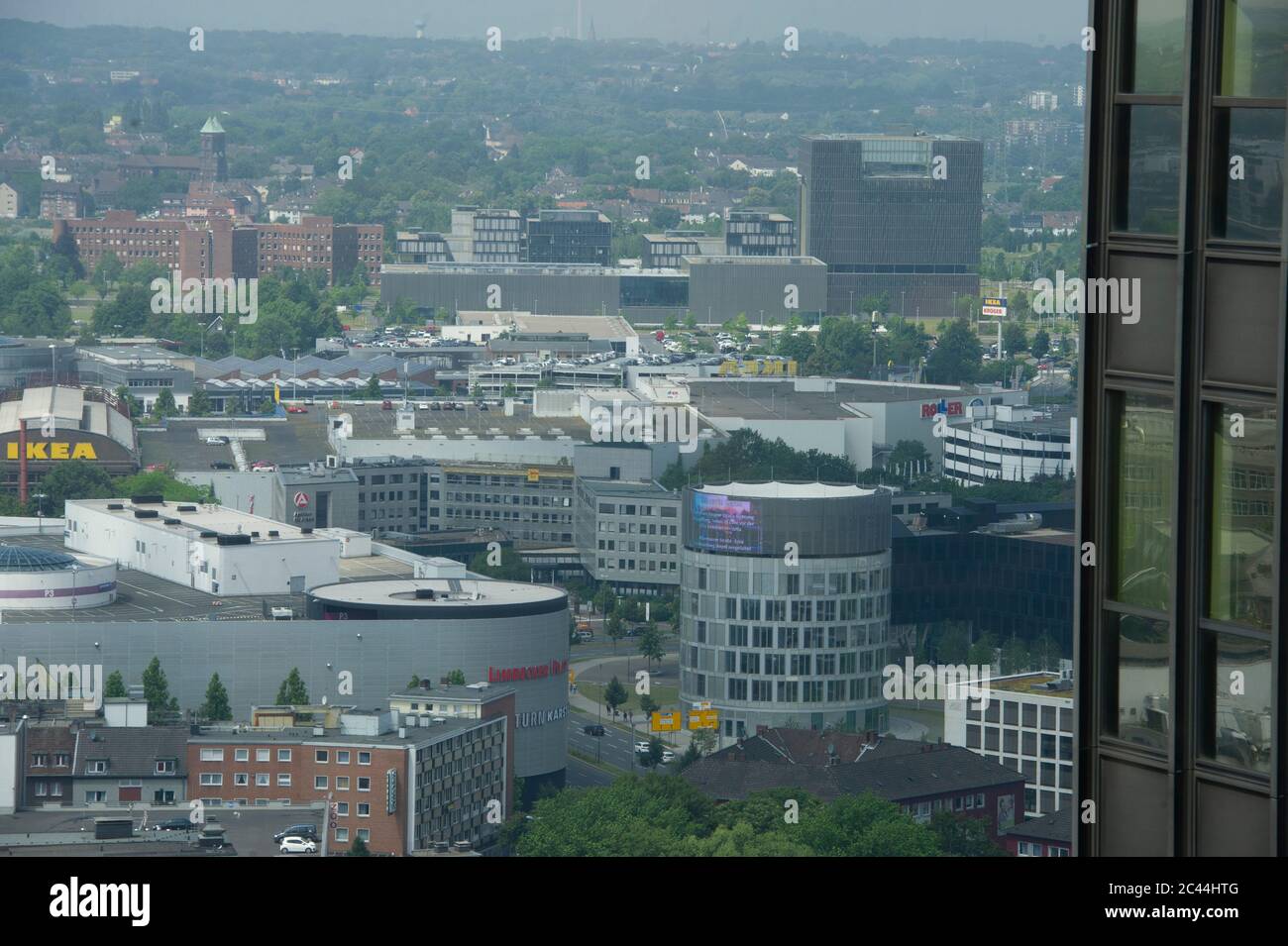 Eat, Deutschland. Juni 2020. Panorama der Stadt Essen, Skyline, Übersicht, Innenstadt, Limbecker Platz, Ikea, im Hintergrund ThyssenKrupp Zentrale, Kreis, anlässlich der Unterzeichnung des Kooperationsvertrages "Sicherheitskooperation Ruhr zur Bekämpfung der Clankriminalität" ('SIKO Ruhr') am 22. Juni 2020 in Essen zur weltweiten Nutzung Quelle: dpa/Alamy Live News Stockfoto