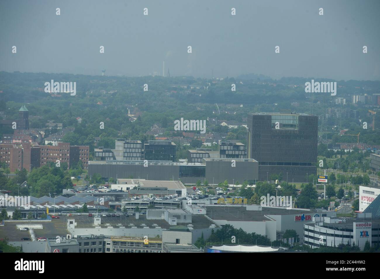 Eat, Deutschland. Juni 2020. Panorama der Stadt Essen, Skyline, Übersicht, Innenstadt, ThyssenKrupp-Zentrale, Bezirk, anlässlich der Unterzeichnung des Kooperationsvertrages "Sicherheitskooperation Ruhr zur Bekämpfung der Clankriminalität" ('SIKO Ruhr') am 22. Juni 2020 in Essen zur weltweiten Nutzung Quelle: dpa/Alamy Live News Stockfoto