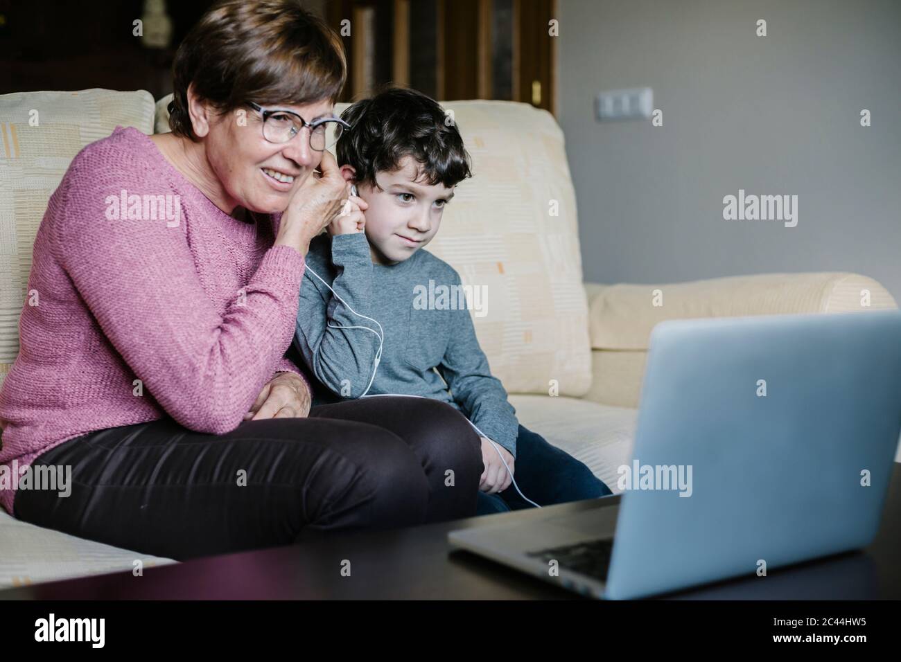 Großmutter und Enkel Video chatten mit Laptop zu Hause Stockfoto