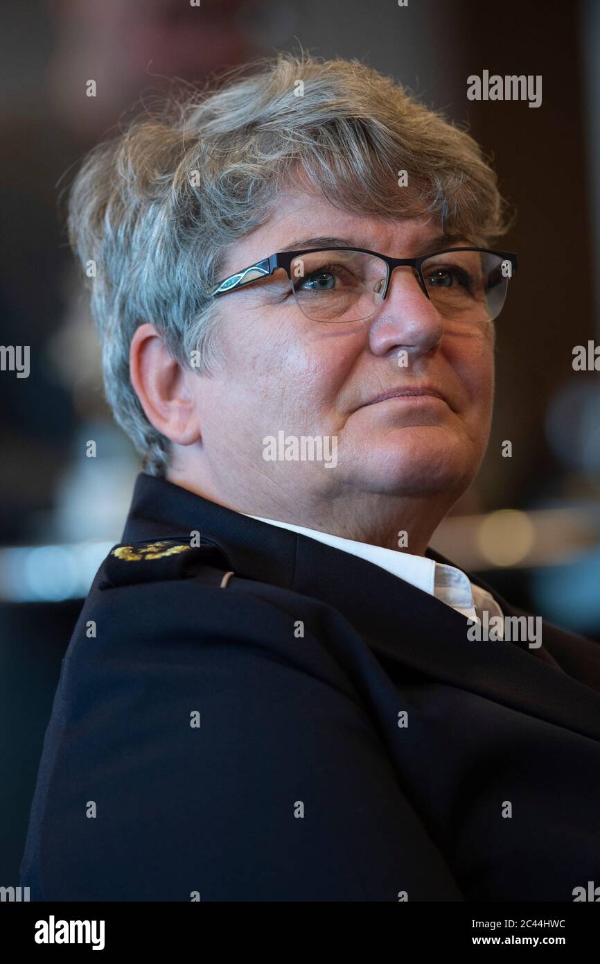 Eat, Deutschland. Juni 2020. Colette HERCHER, Präsidentin der Zentralen Zolldirektion, Portrait, Portrait, Portrait, ausgeschnitten Einzelbild, Einzelmotiv, anlässlich der Unterzeichnung des Kooperationsvertrages "Sicherheitskooperation Ruhr zur Bekämpfung der Clankriminalität" ('SIKO Ruhr') am 22. Juni 2020 in Essen.Nutzung weltweit Quelle: dpa/Alamy Live News Stockfoto