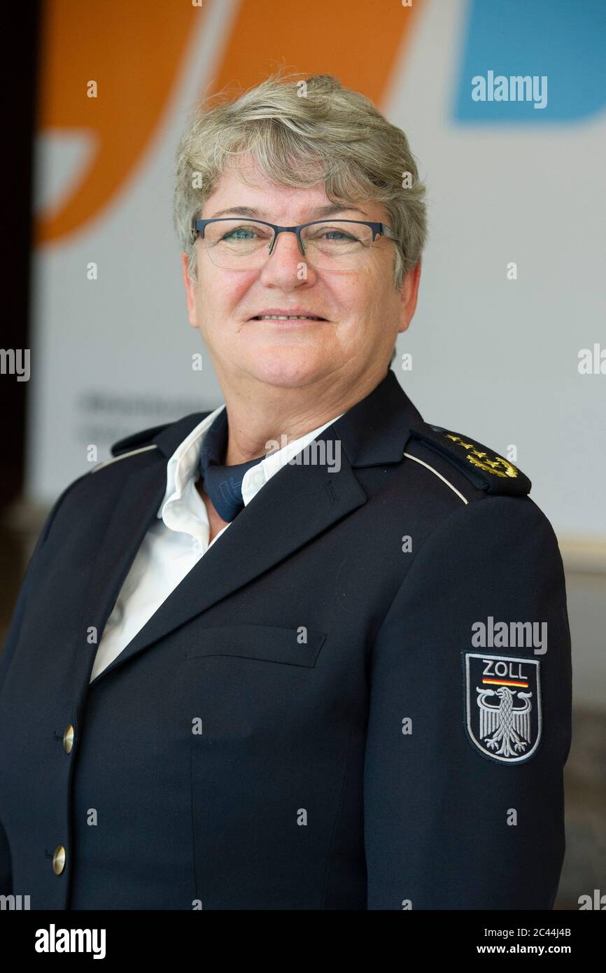 Eat, Deutschland. Juni 2020. Colette HERCHER, Präsidentin der Zentralen Zolldirektion, Portrait, Portrait, Portrait, ausgeschnitten Einzelbild, Einzelmotiv, anlässlich der Unterzeichnung des Kooperationsvertrages "Sicherheitskooperation Ruhr zur Bekämpfung der Clankriminalität" ('SIKO Ruhr') am 22. Juni 2020 in Essen.Nutzung weltweit Quelle: dpa/Alamy Live News Stockfoto