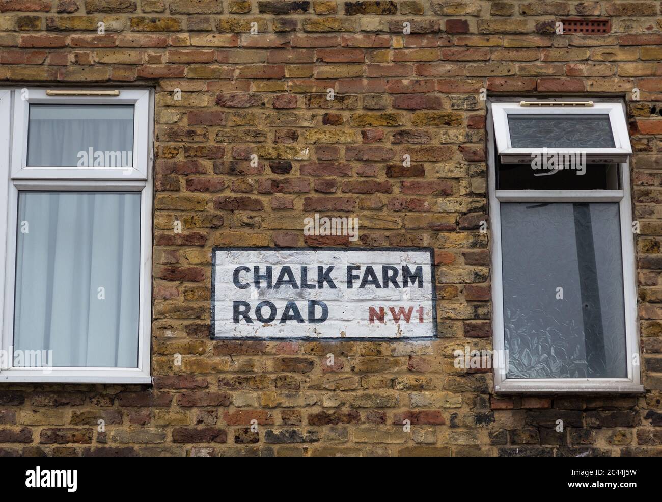 Eine Nahaufnahme der Worte Chalk Farm Road an der Wand eines Gebäudes geschrieben. Stockfoto