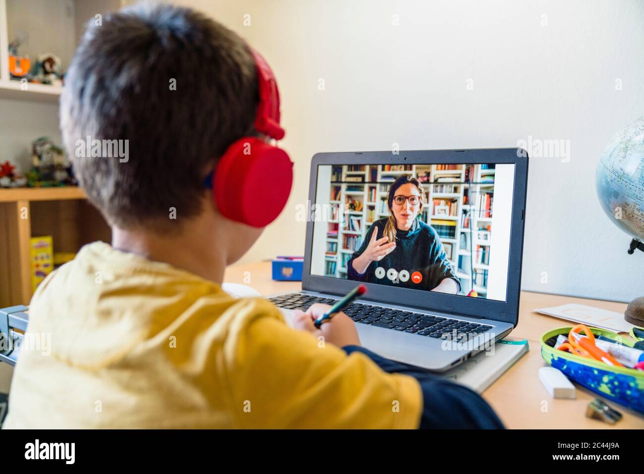 Lehrer durch Videoanruf an Schüler während Quarantäne Homeschooling unterricht Stockfoto