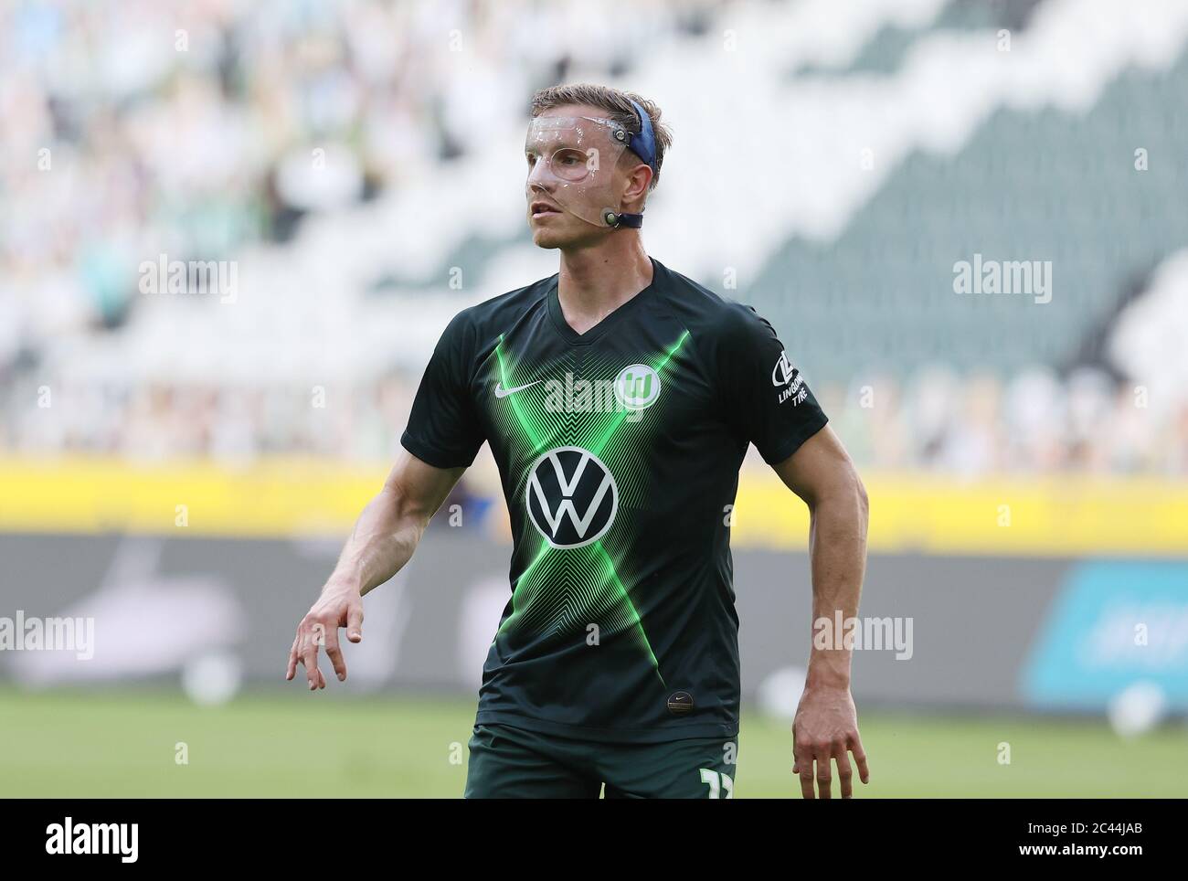 Borussia Park Mönchengladbach Deutschland 16.6.2020, Fußball:  Bundesliga-Saison 2019/20 Spieltag 32, Borussia Mönchengladbach (BMG, weiß)  gegen VfL Wolfsburg (WSBG, schwarz) – Yannick GERHARDT , aufgrund der  Corona-Pandemie werden Spiele in leeren ...