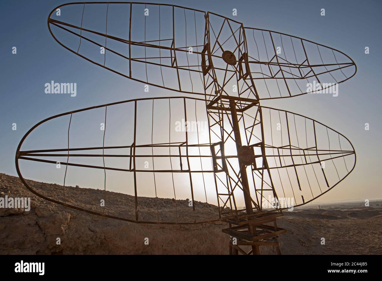 Nahaufnahme der alten verlassenen militärischen Radarantenne in der abgelegenen afrikanischen Wüstenlandschaft mit Sonnenuntergang Stockfoto