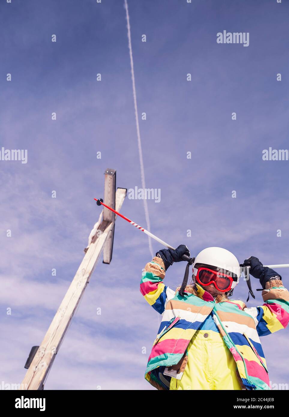 Low-Angle-Ansicht von Mädchen in Skibekleidung mit Skiern am Spitzingsee, Bayern, Deutschland Stockfoto