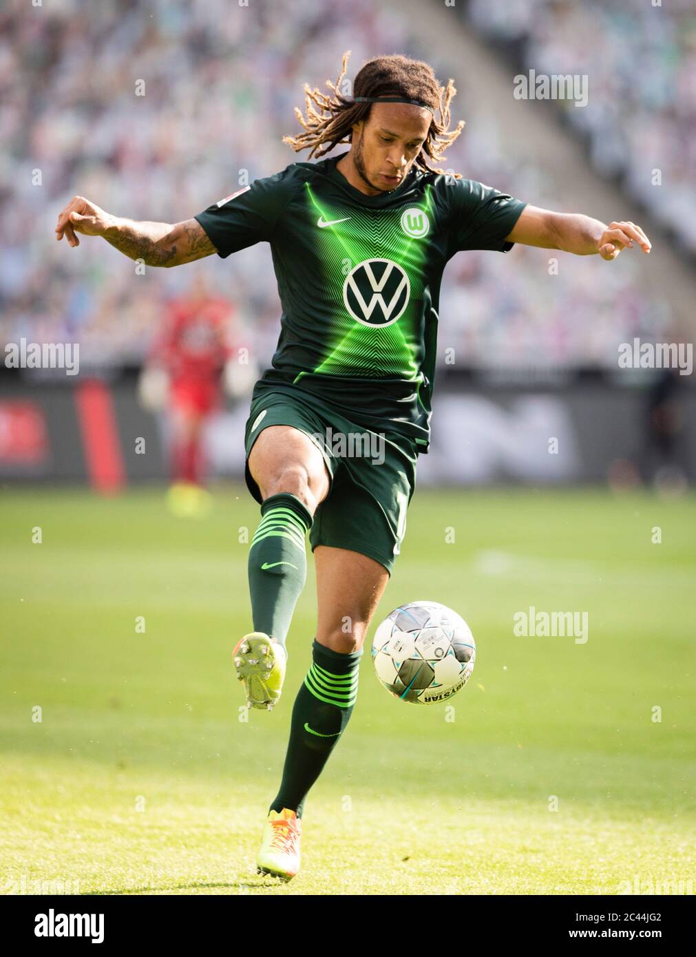 Borussia Park Mönchengladbach Deutschland 16.6,2020, Fußball: Bundesligasaison 2019/20 Spieltag 32, Borussia Mönchengladbach (BMG, weiß) vs VfL Wolfsburg (WSBG, schwarz) — Kevin Mbabu (Wolfsburg) Credit: Moritz Müller/POOL/Via Kolvenbach Stockfoto