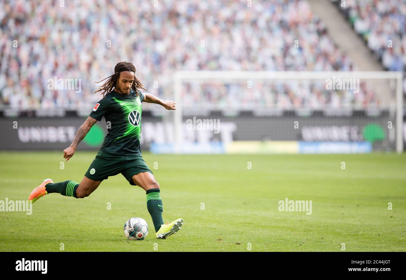 Borussia Park Mönchengladbach Deutschland 16.6.2020, Fußball: Bundesliga-Spieltag 2019/20 32, Borussia Mönchengladbach (BMG, weiß) gegen VfL Wolfsburg (WSBG, schwarz) – Kevin Mbabu (Wolfsburg) aufgrund der Corona-Pandemie werden Spiele in leeren Stadien ohne Zuschauer gespielt.Credit: Moritz Müller/POOL/via Kolvenbach nur zur redaktionellen Verwendung! Stockfoto
