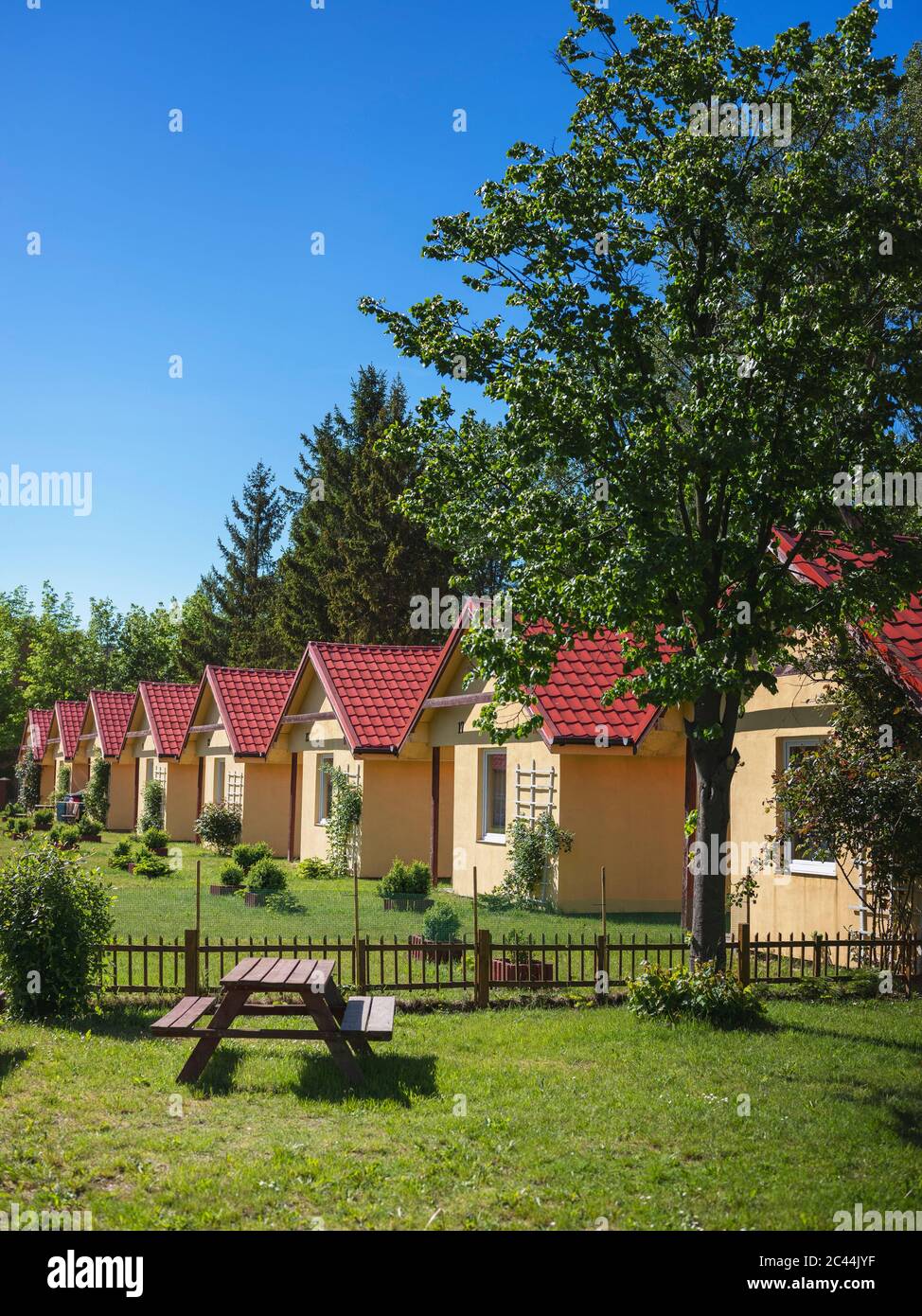 Polen, Pommern, Leba, Reihe von Bungalows im Slowinski Nationalpark Stockfoto