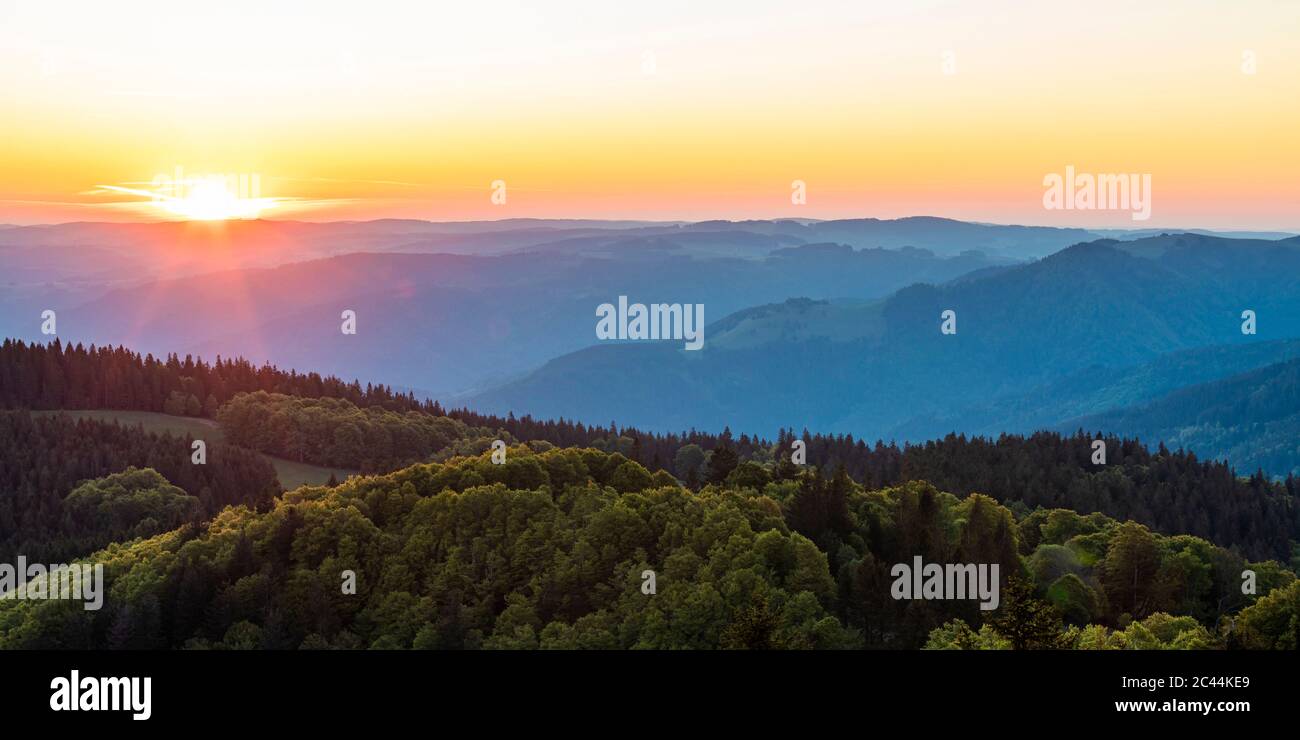 Deutschland, Baden-Württemberg, Sonnenaufgang über Schwarzwaldkette vom Schauinsland aus gesehen Stockfoto