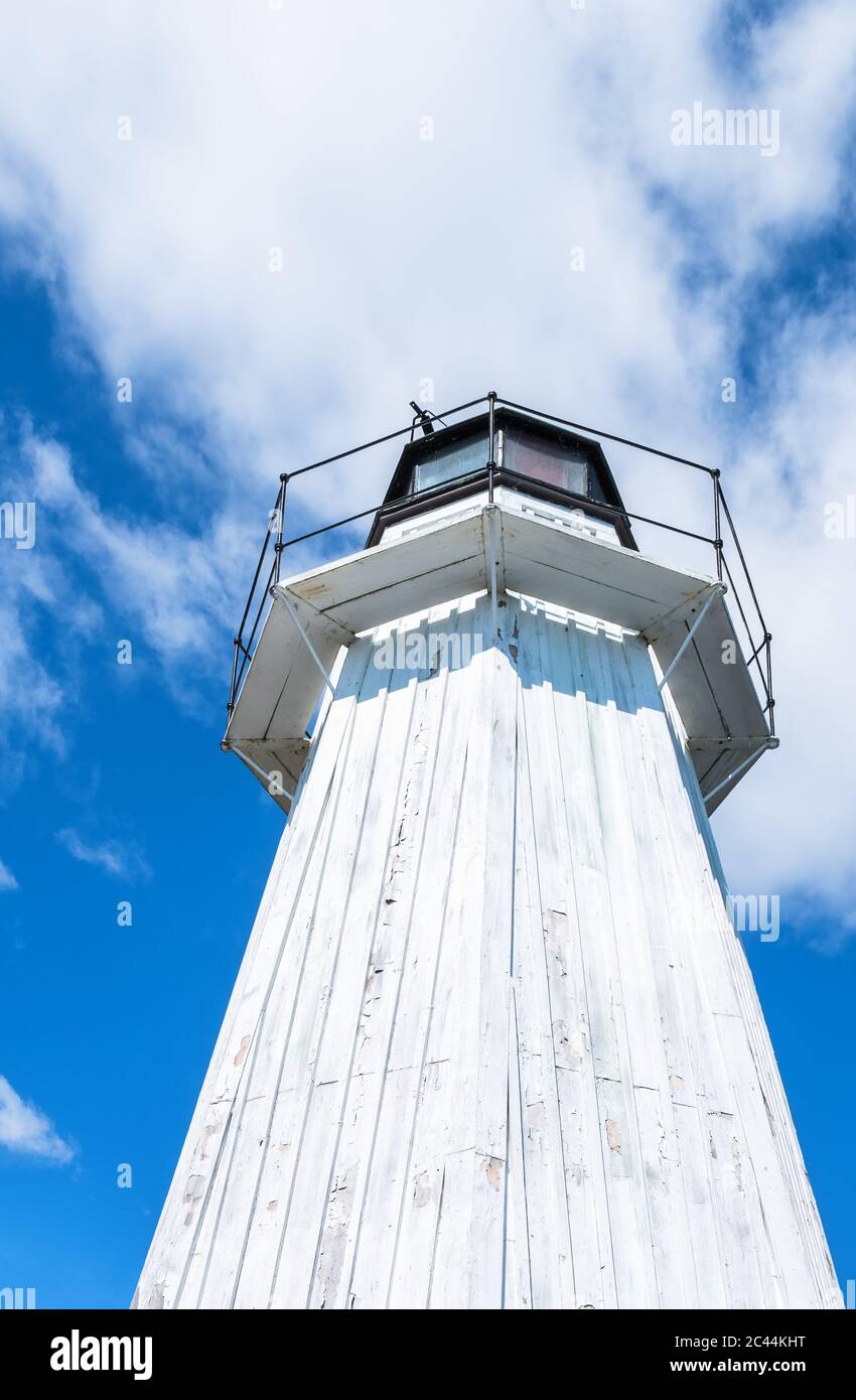 Alter hölzerner Leuchtturm gegen den Himmel Stockfoto