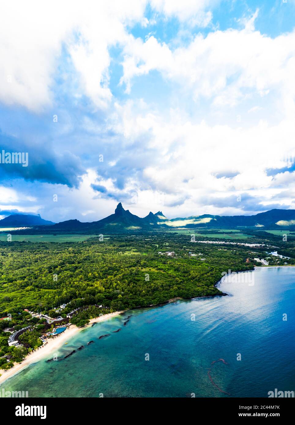 Mauritius, Black River, Flic-en-Flac, Helikopter Blick auf Wolken über dem Dorf am Meer im Sommer mit Trois Mamelles Range im Hintergrund Stockfoto