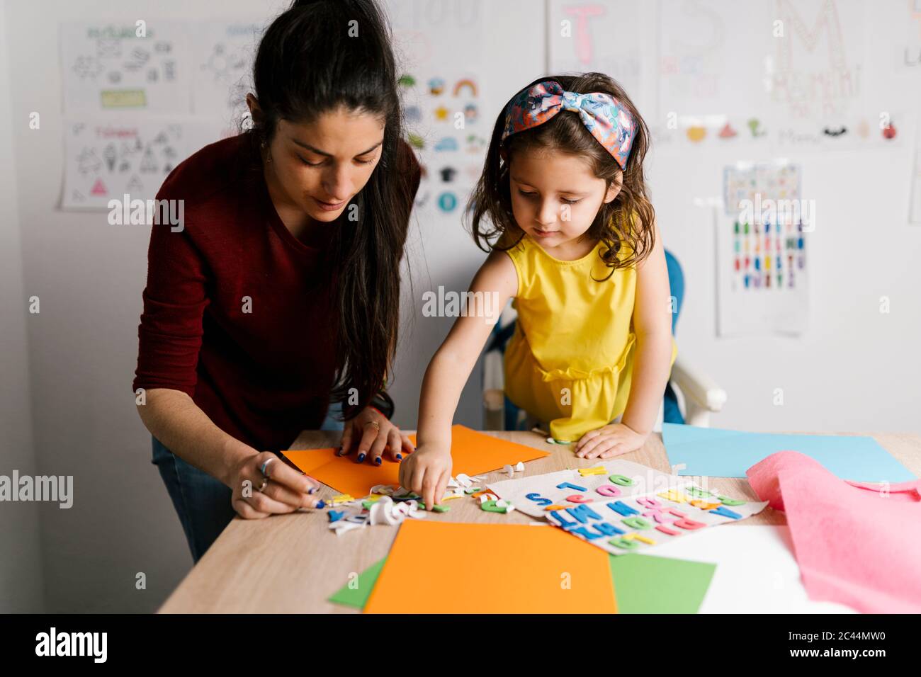 Mutter und Tochter basteln zu Hause Stockfoto