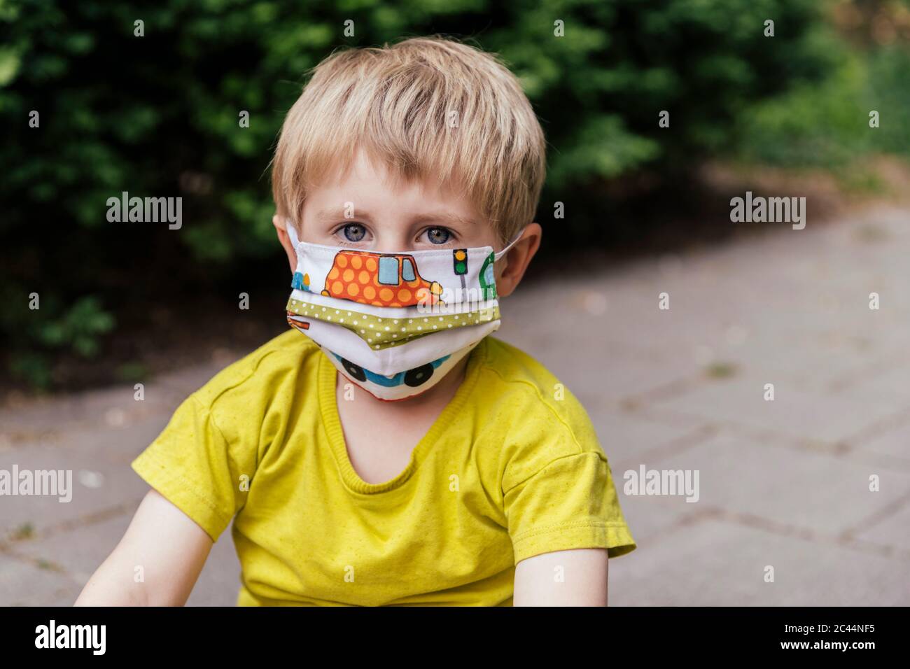 Portrait des Jungen, der eine Gesichtsmaske trägt Stockfoto