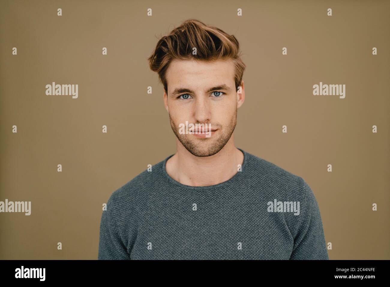 Porträt eines jungen Mannes zuversichtlich Stockfoto