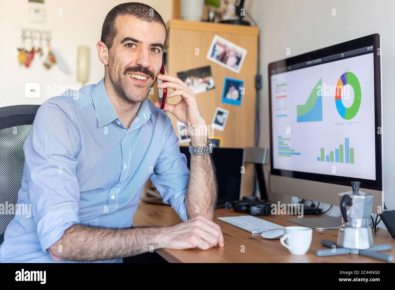 Mann, der von zu Hause aus telefoniert Stockfoto