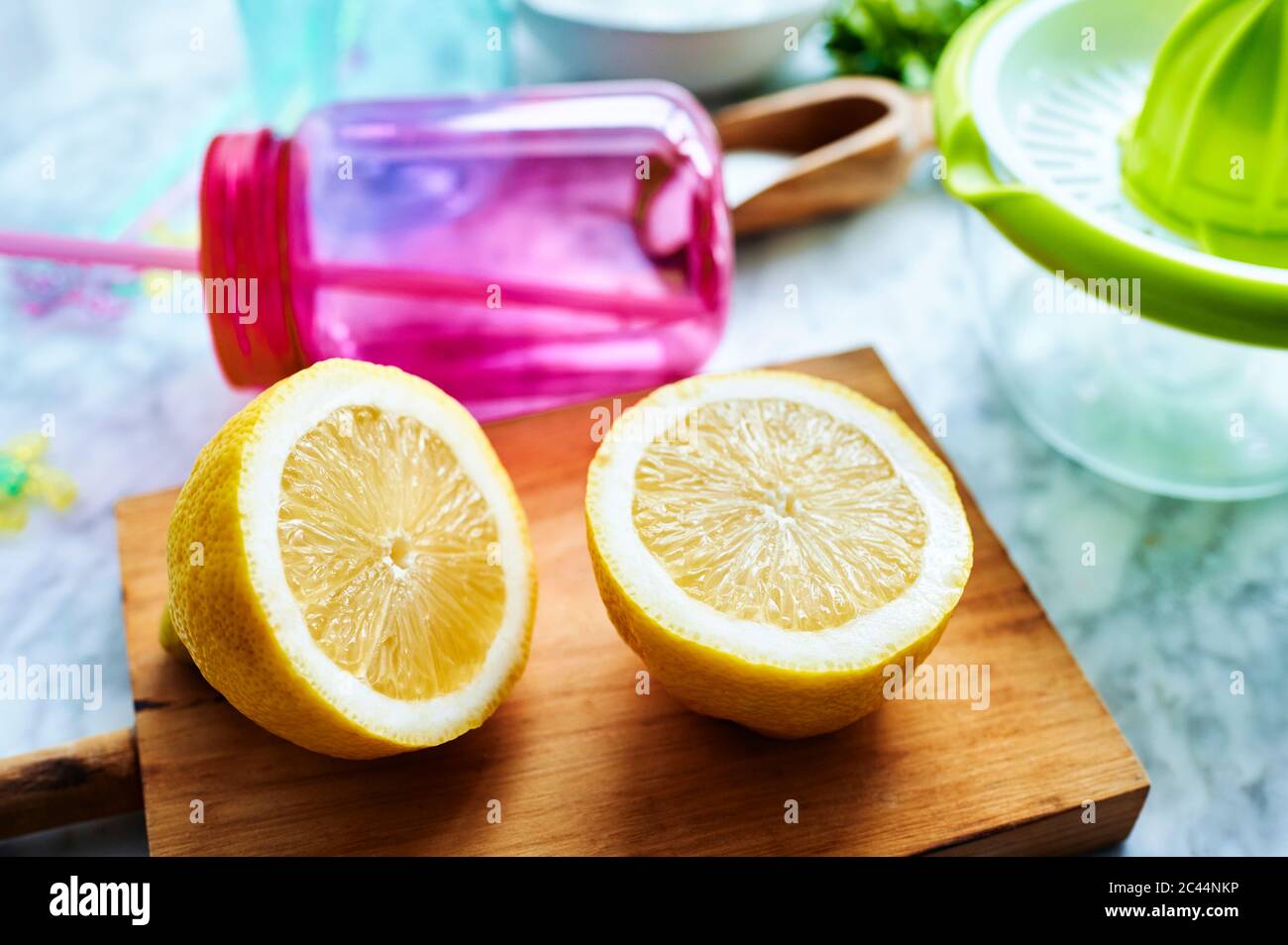 Frische halbierte Zitrone auf Schneidebrett Stockfoto