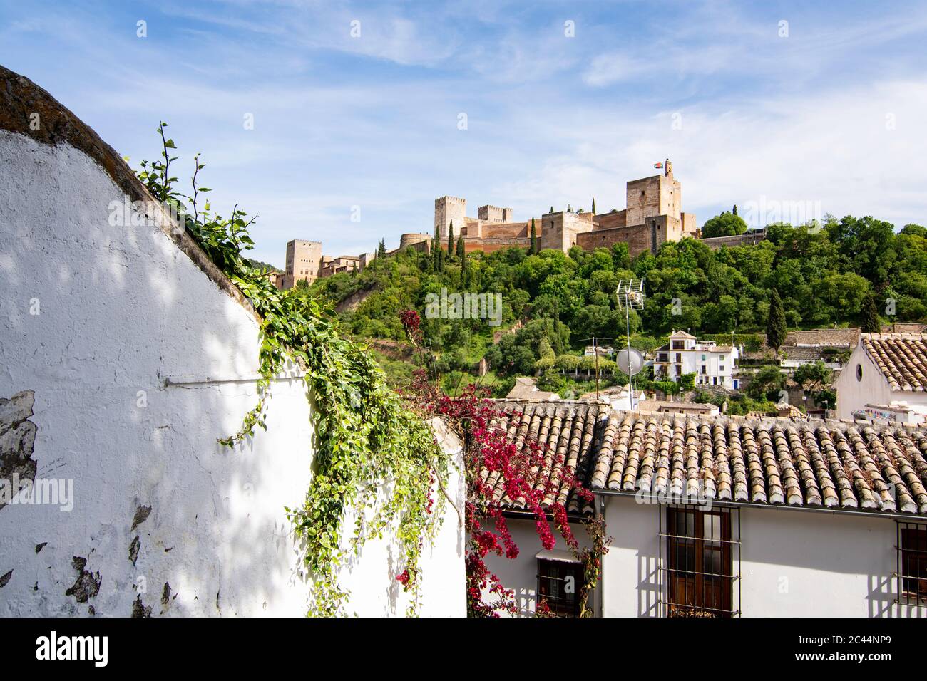 Blick auf die Alhambra vom Mirador de los Carvajales - Granada, Spanien Stockfoto