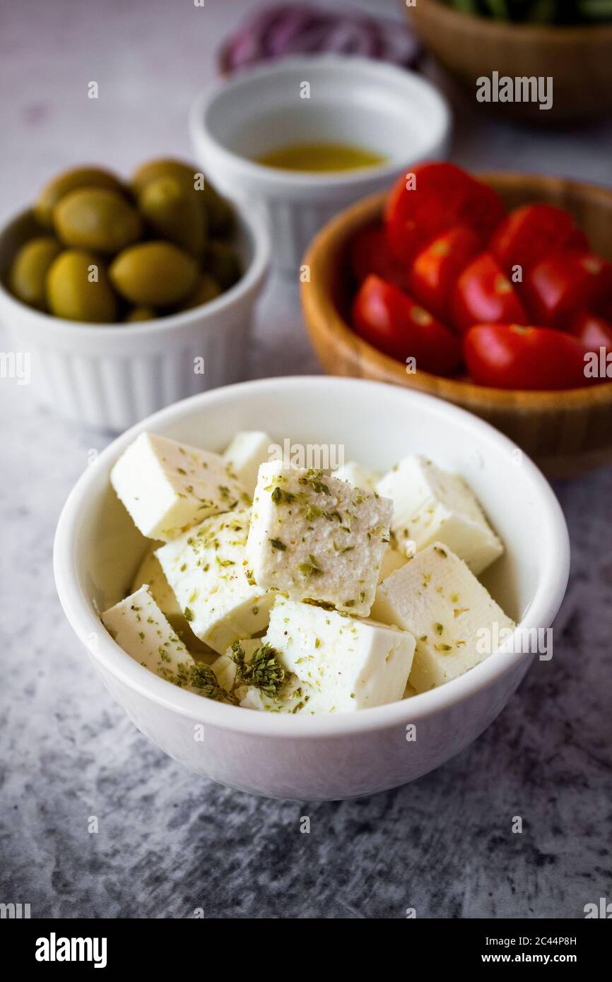 Schüsseln mit frischen Zutaten für griechischen Salat Stockfoto