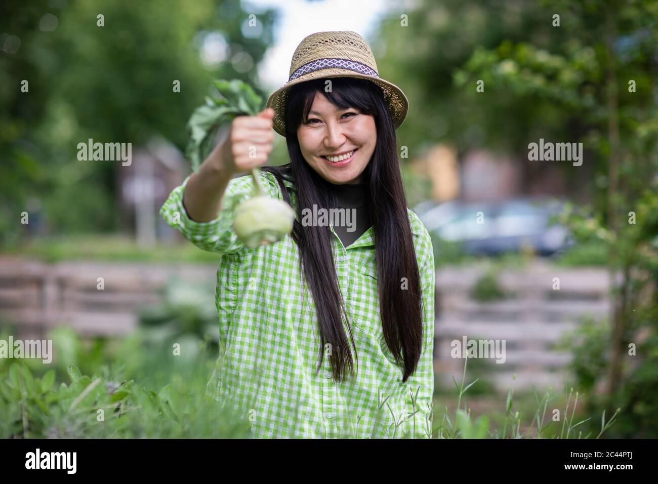 Frau in der städtischen Gartenarbeit Stockfoto