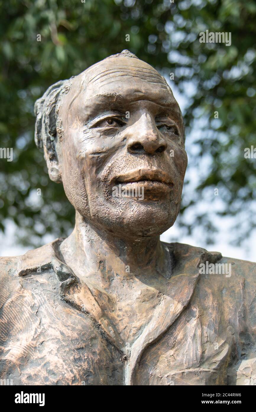 Bristol, Großbritannien. Juni 2020. Eine Statue des jamaikanischen Dramatikers und Schauspielers Alfred Fagon wurde in St. Pauls mit Bleichmittel angegriffen. Die Polizei ist investigant Stockfoto