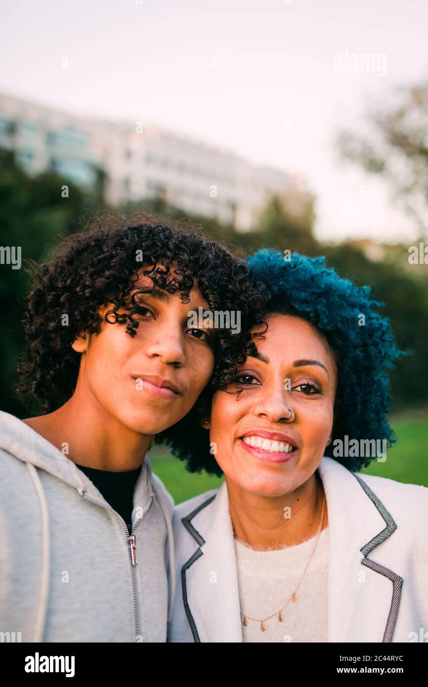 Nahaufnahme von Mutter und Sohn mit lockigen Haaren im Park Stockfoto
