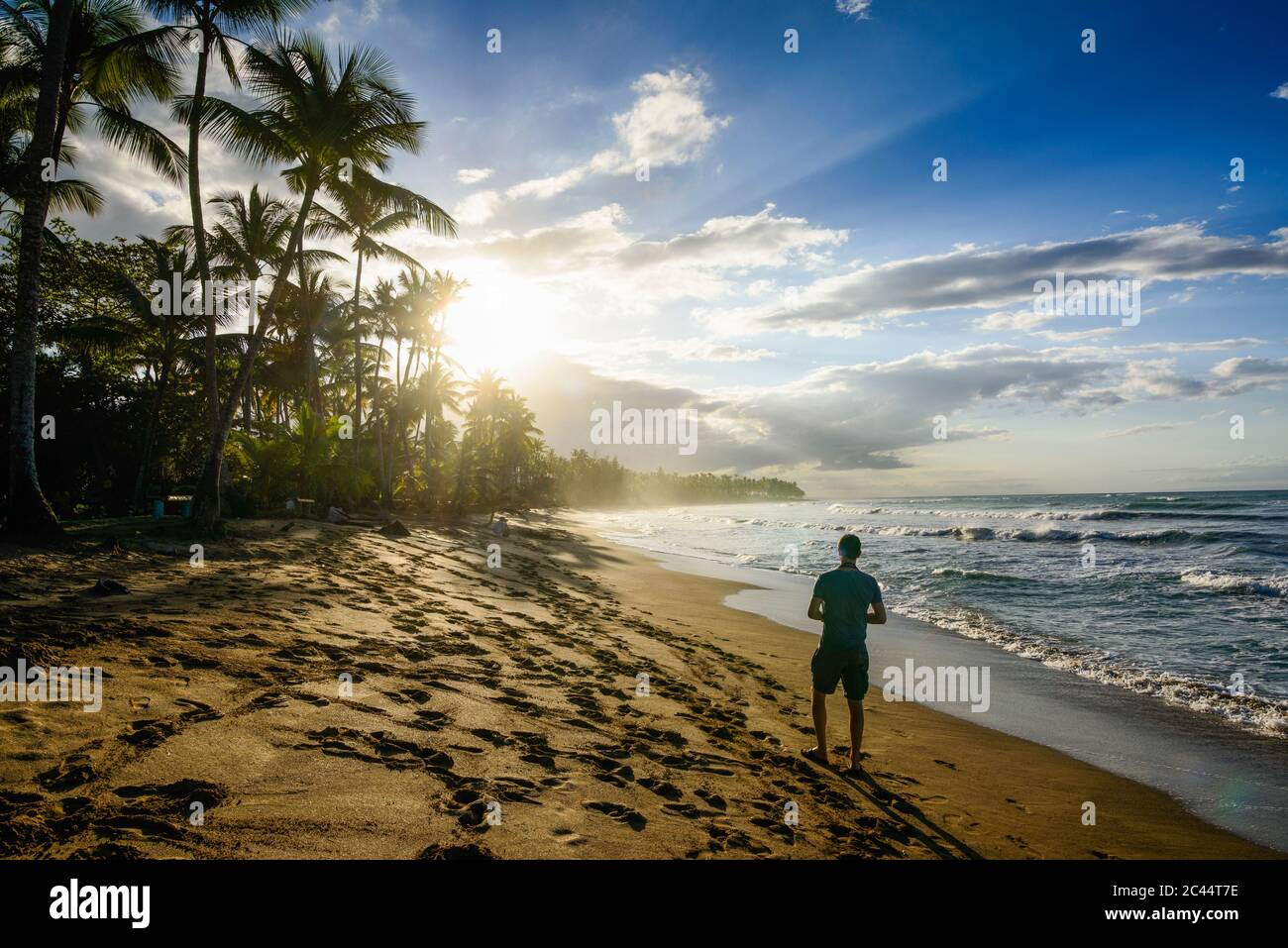 Rückansicht der Mann am Strand gegen Himmel bei Sonnenuntergang, Playa Bonita in Las Terrenas, Dominikanische Republik Stockfoto