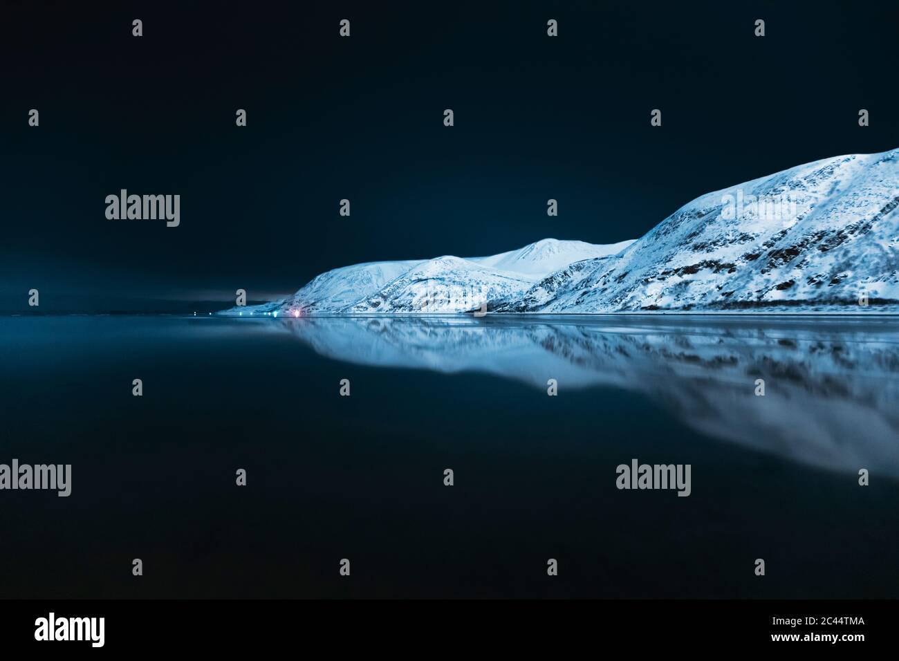 Bergkette, die sich in Tanafjorden, Suoidnesuolu, Tana, Norwegen widerspiegelt Stockfoto