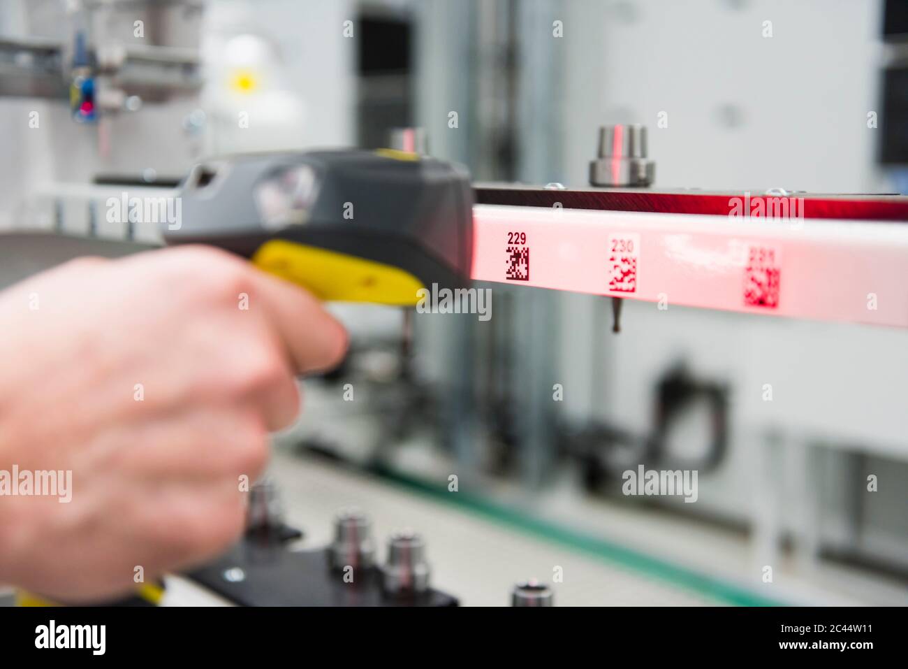 Nahaufnahme eines Mannes, der in einer Fabrik einen Barcode-Scanner verwendet Stockfoto