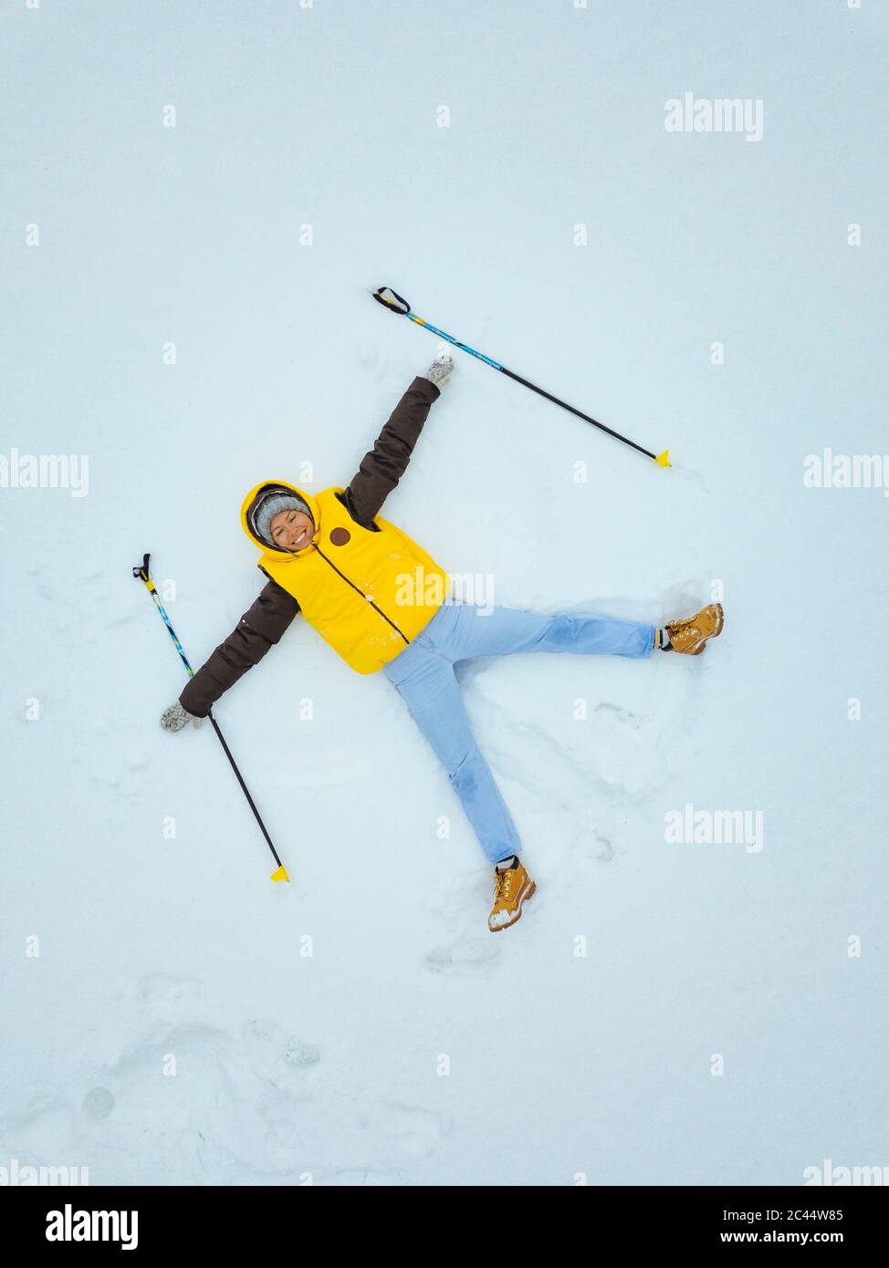 Russland, Luftaufnahme der erwachsenen Frau, die Schnee Engel mit Skistöcken in den Händen Stockfoto