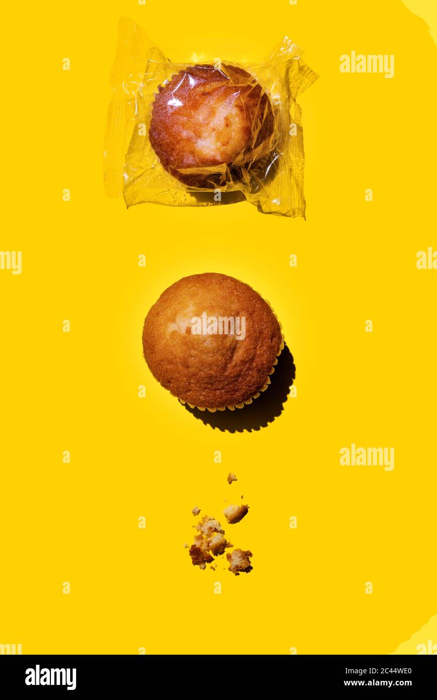 Studioaufnahme von zwei Muffins und Krümel statt des dritten Stockfoto