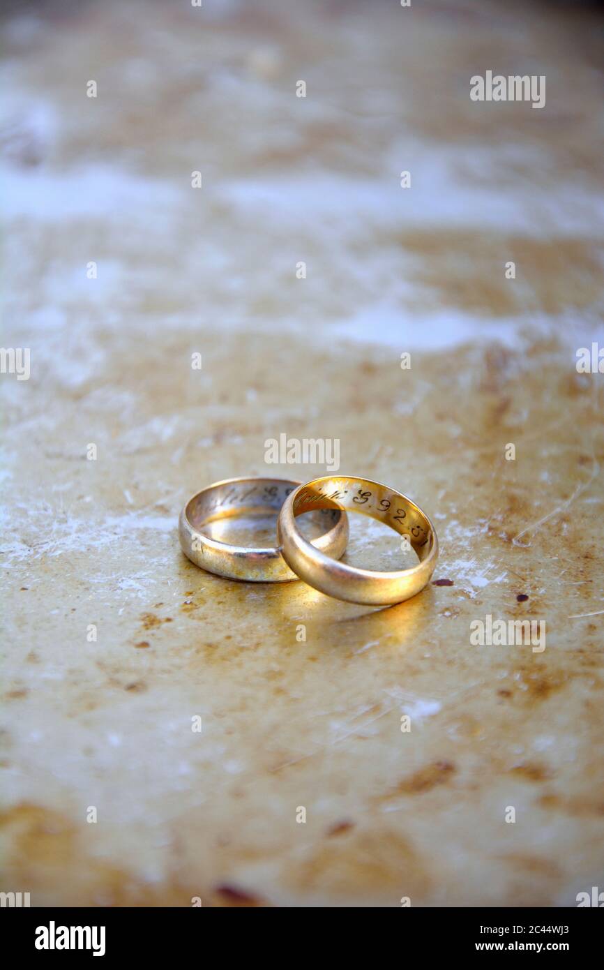 Deutschland, zwei alte Eheringe auf Metallplatte Stockfoto