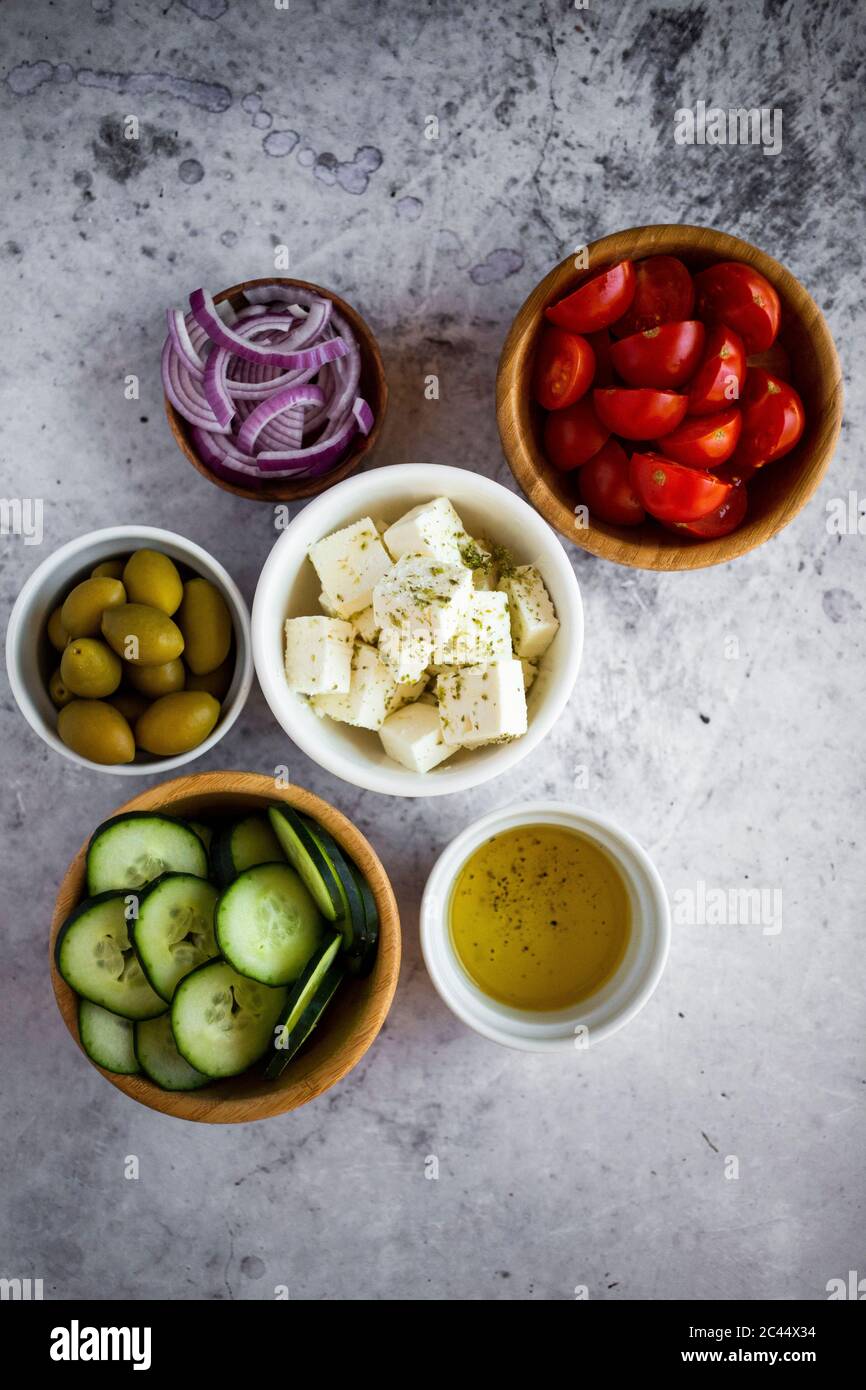 Schüsseln mit frischen Zutaten für griechischen Salat Stockfoto