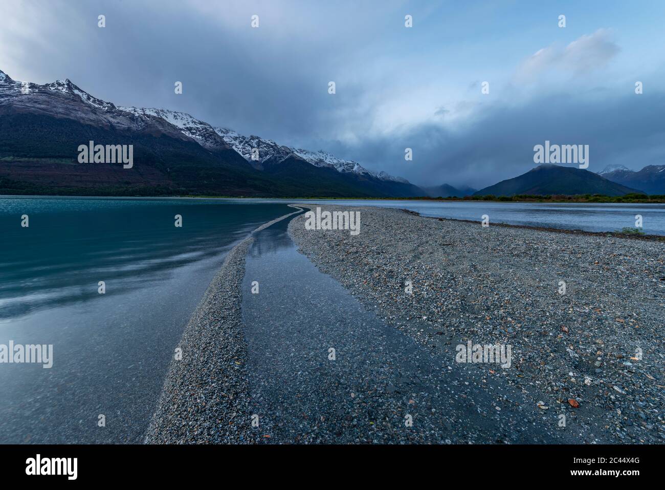 Neuseeland, Otago, Glenorchy, Ufer des Wakatipu-Sees mit Humboldt-Bergen im Hintergrund Stockfoto