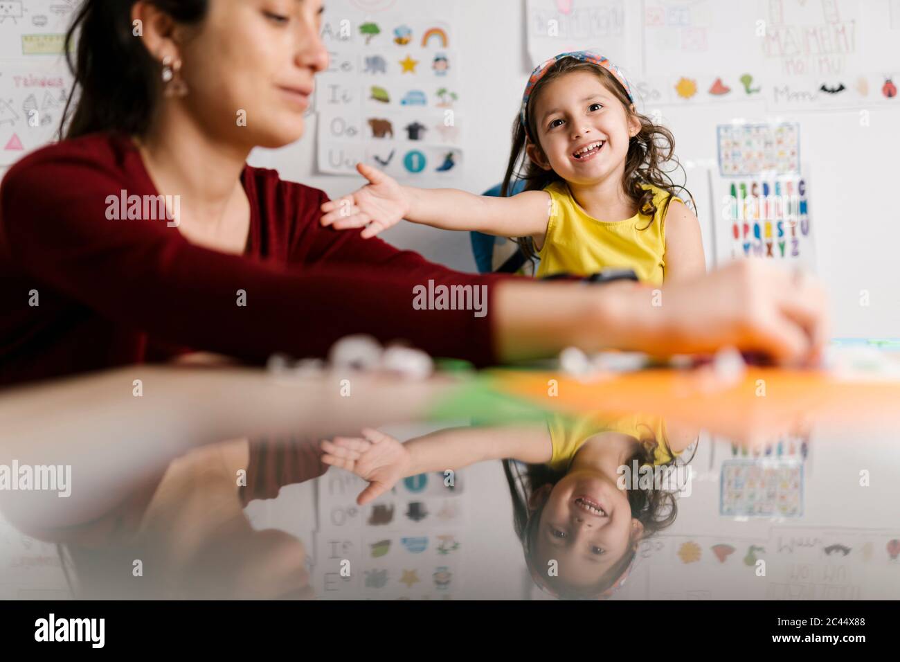 Mutter und Tochter basteln zu Hause Stockfoto