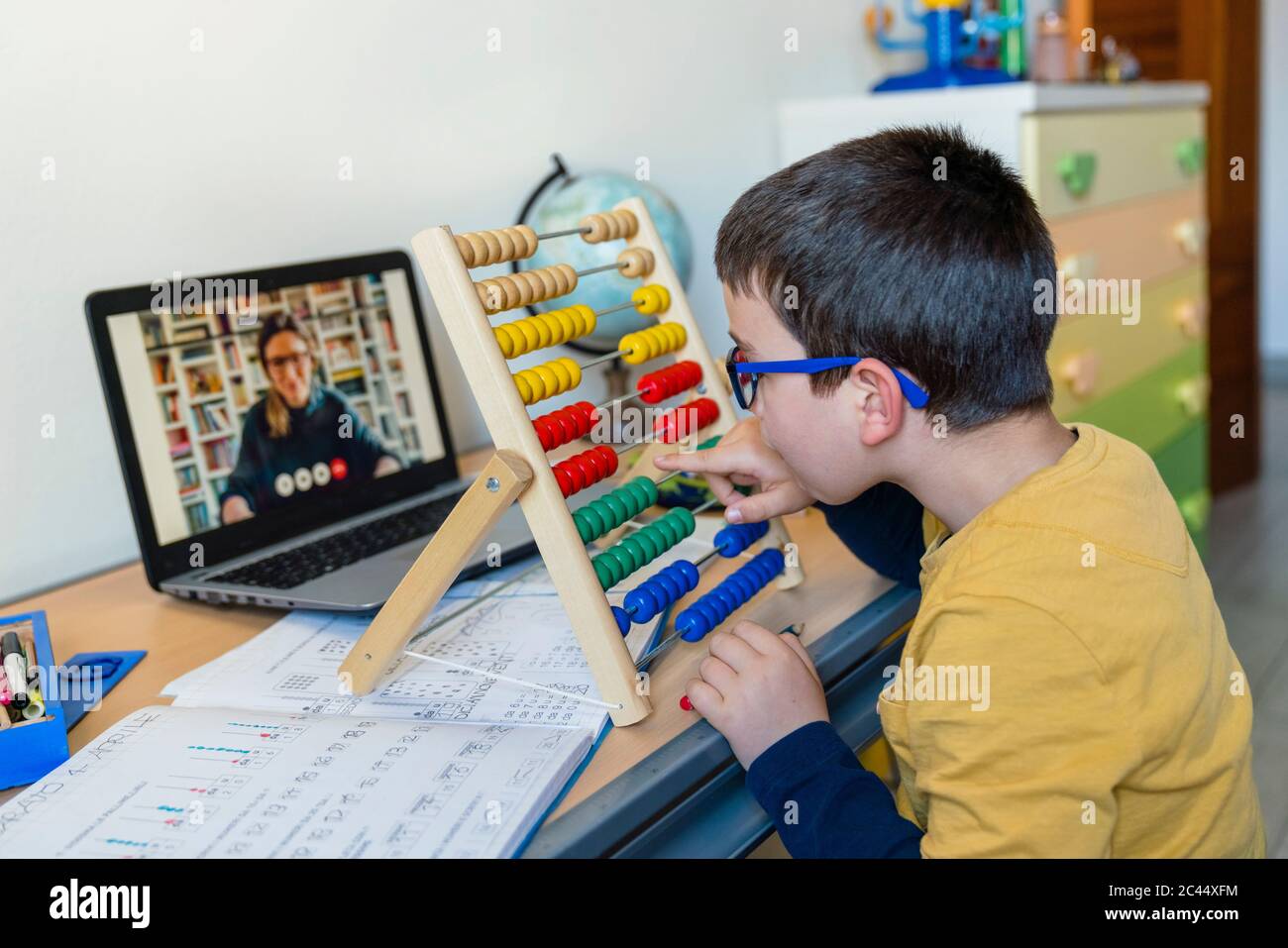 Junge Mit Abakus Am Schreibtisch Wahrend Lehrer Auf Video Anruf Wahrend Pandemie Homeschooling Stockfotografie Alamy