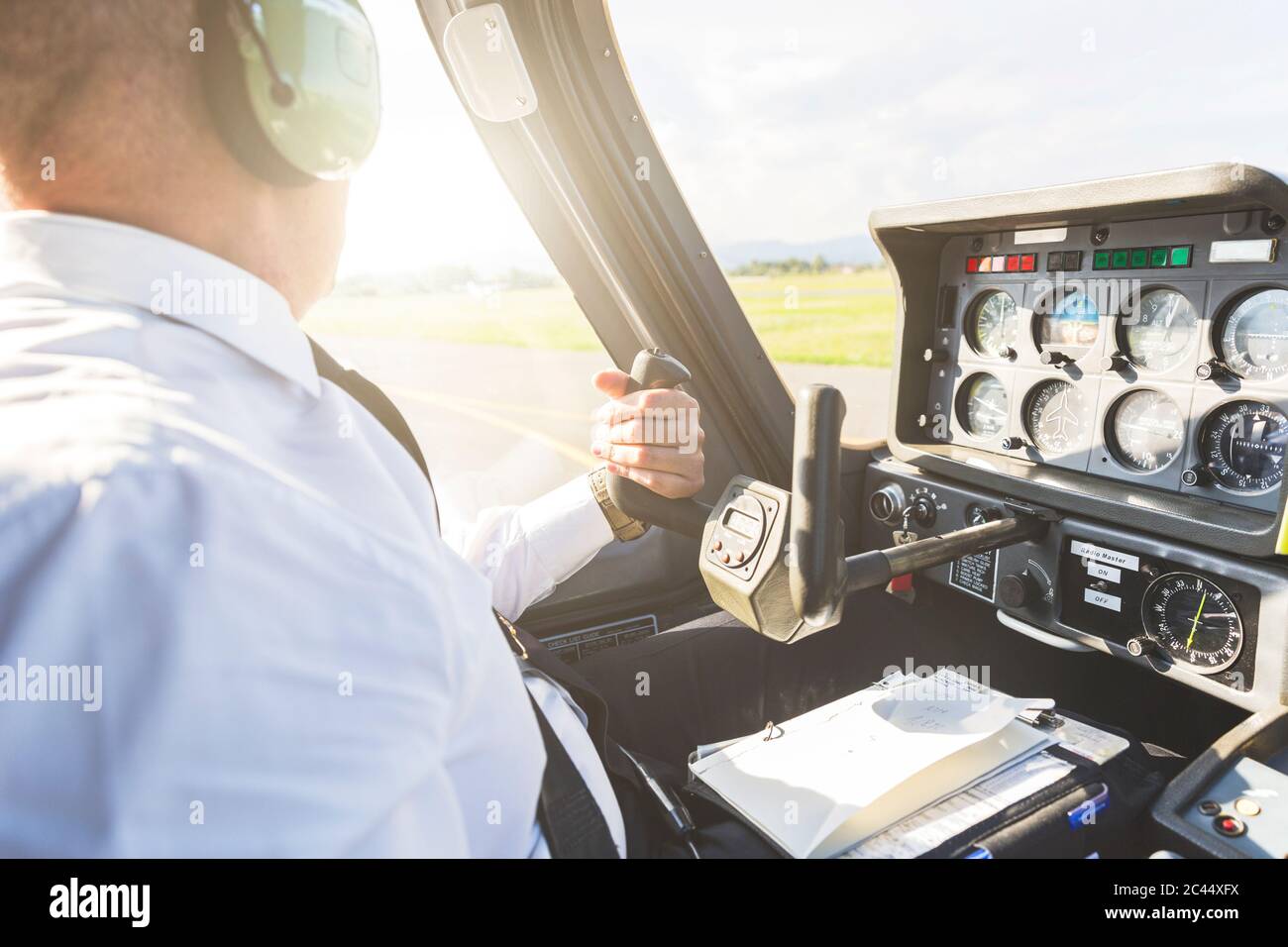 Pilot fliegen im Sportflugzeug, mit Steuerrad Stockfoto