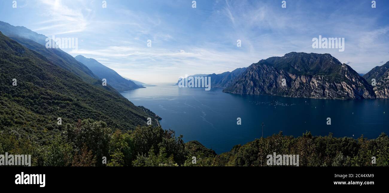 Italien, Trentino, Torbole, Gardasee umgeben von Bergen Stockfoto