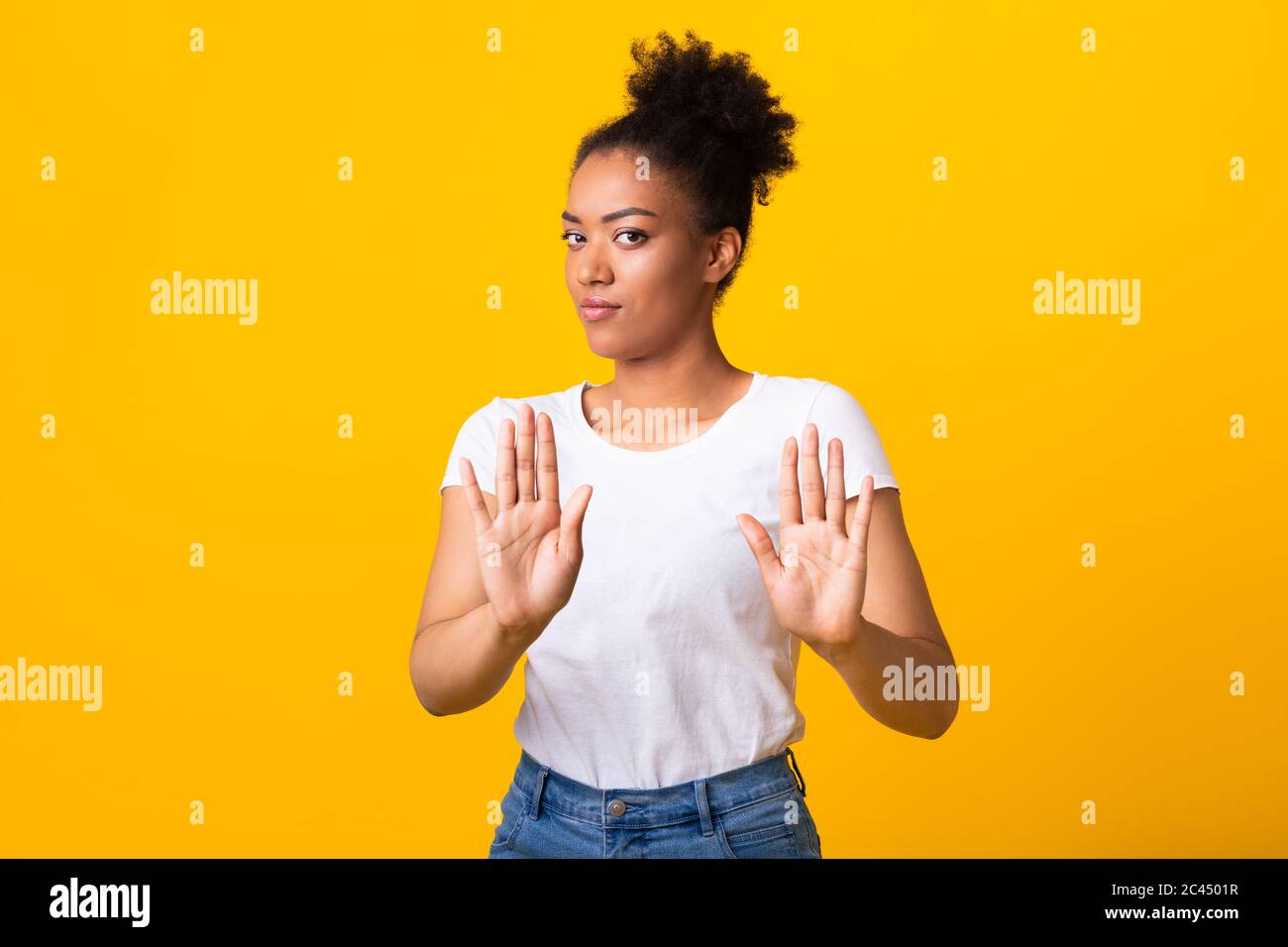 Ernst schwarzes Mädchen zeigt Stop-Zeichen mit zwei Händen Stockfoto