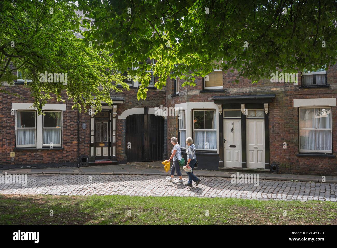 Pilot Street Kings Lynn, Blick auf die Sehenswürdigkeiten, die an einer Reihe von Häusern aus dem späten 18. Jahrhundert in der Pilot Street im historischen King's Lynn, Norfolk, England, Großbritannien, vorbei gehen Stockfoto