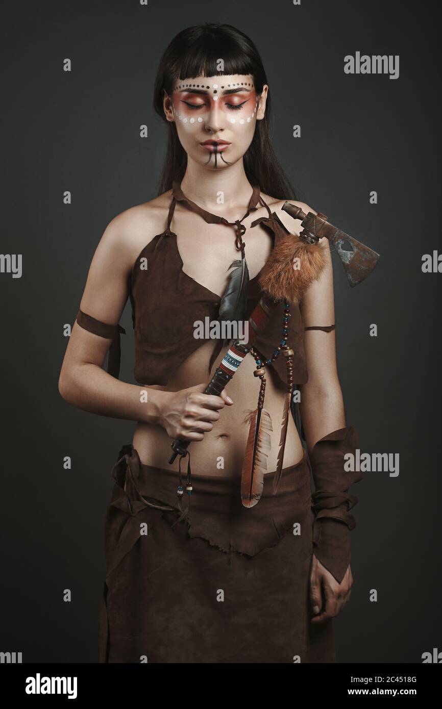 Native american weibliche Kämpfer posiert . Studioaufnahme Stockfoto