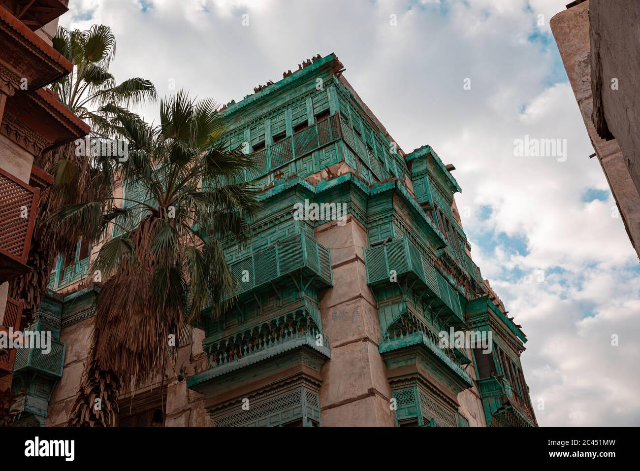 Old Jeddah, Nachbarschaft historische Stadt JeddahIn einem bewölkten Wolkenkratzhaus. Saudi Heritage. ksa Stockfoto