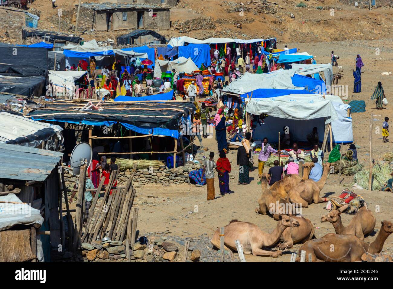 Hamedela, Äthiopien - Nov 2018: Dorfmarkt mit Waren und Kamelen in Afar Region, Äthiopien Stockfoto