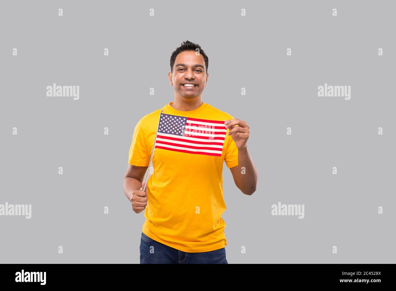 Indian man USA Flagge in Händen isoliert. Indianer mit amerikanischer Flagge Stockfoto