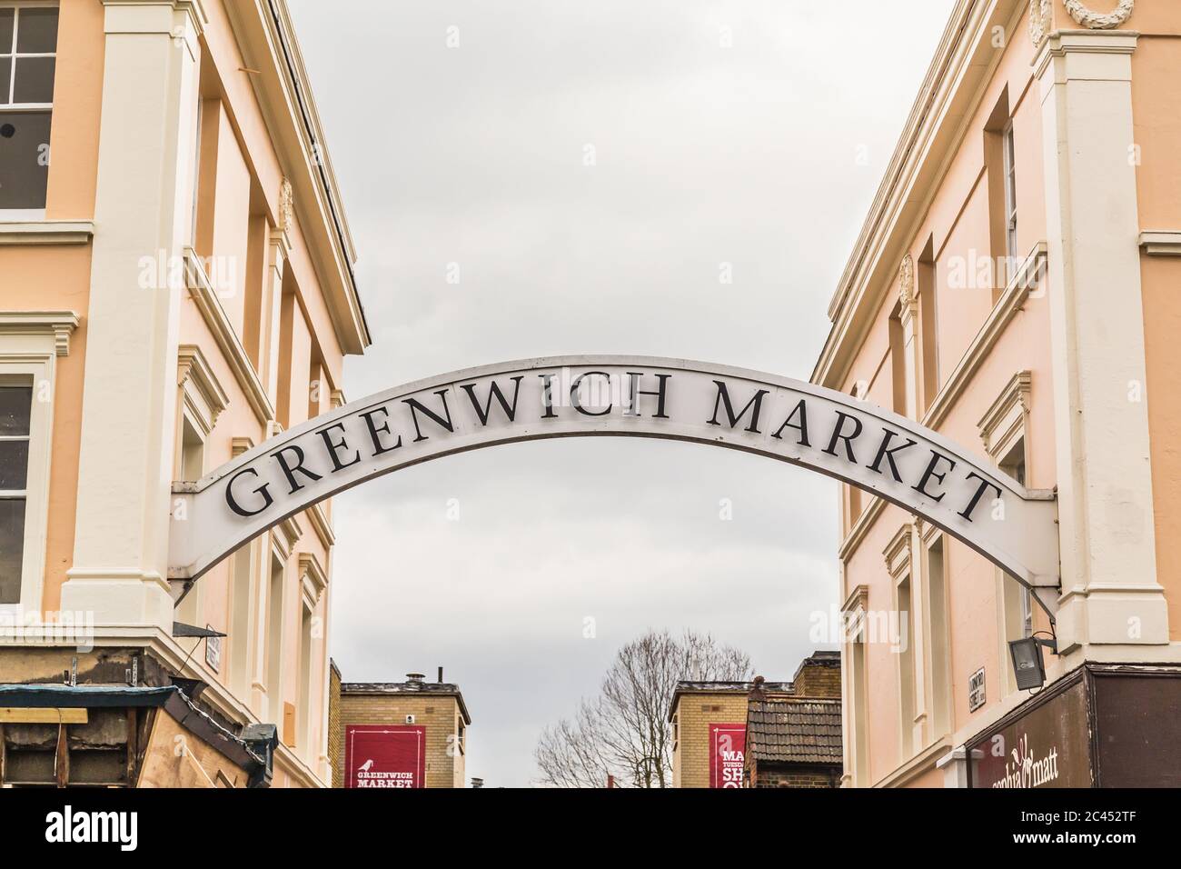 LONDON, Großbritannien - 24. MÄRZ 2015: Ein Schild zum Eingang zum Greenwich Market in London während des Tages Stockfoto