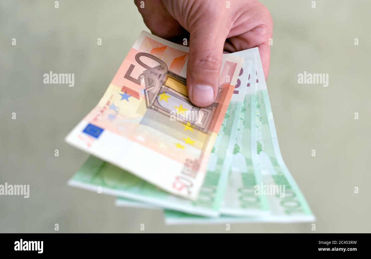 Europäisches Geld in einer Hand Cash-Symbol Stockfoto