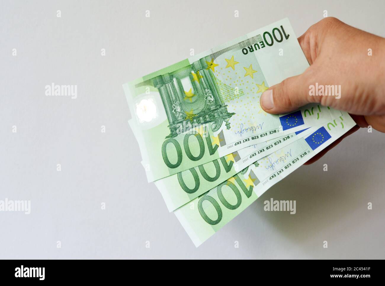 Bargeld Euro dreihundert in einer Hand Stockfoto